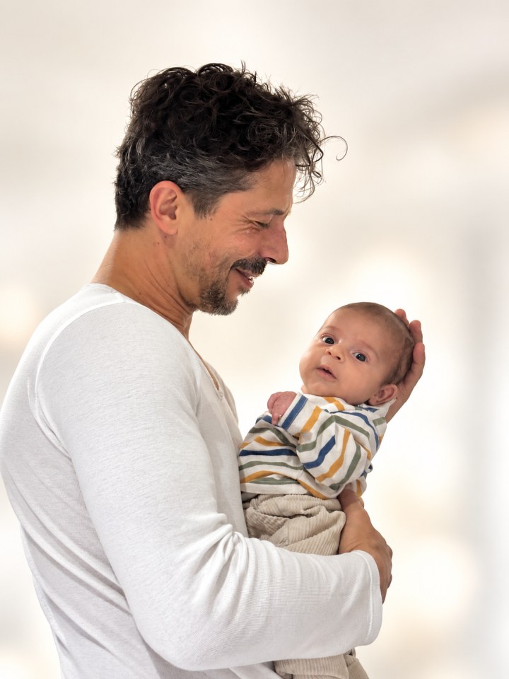 Après : le papa et son bébé sur un fond clair et doux, photo nette et lumineuse