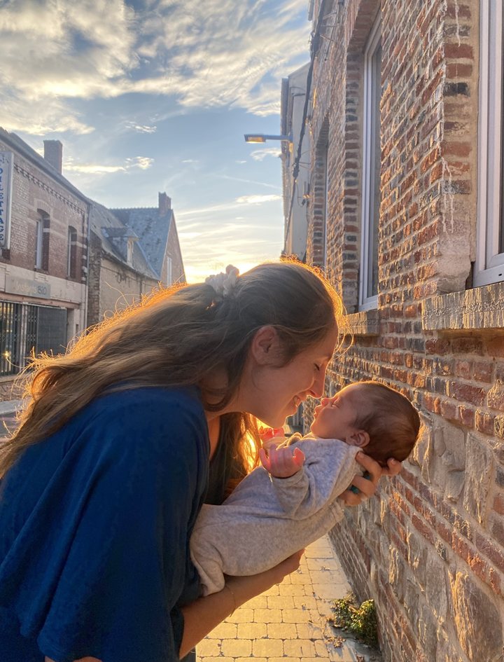 Avant : une maman embrasse son bébé dans une rue au coucher du soleil